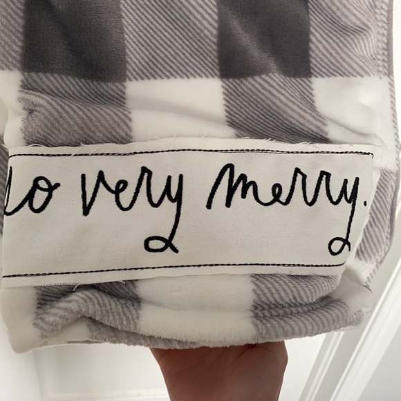 New Rae Dunn plush throw “SO VERY MERRY” - Picture 2 of 2